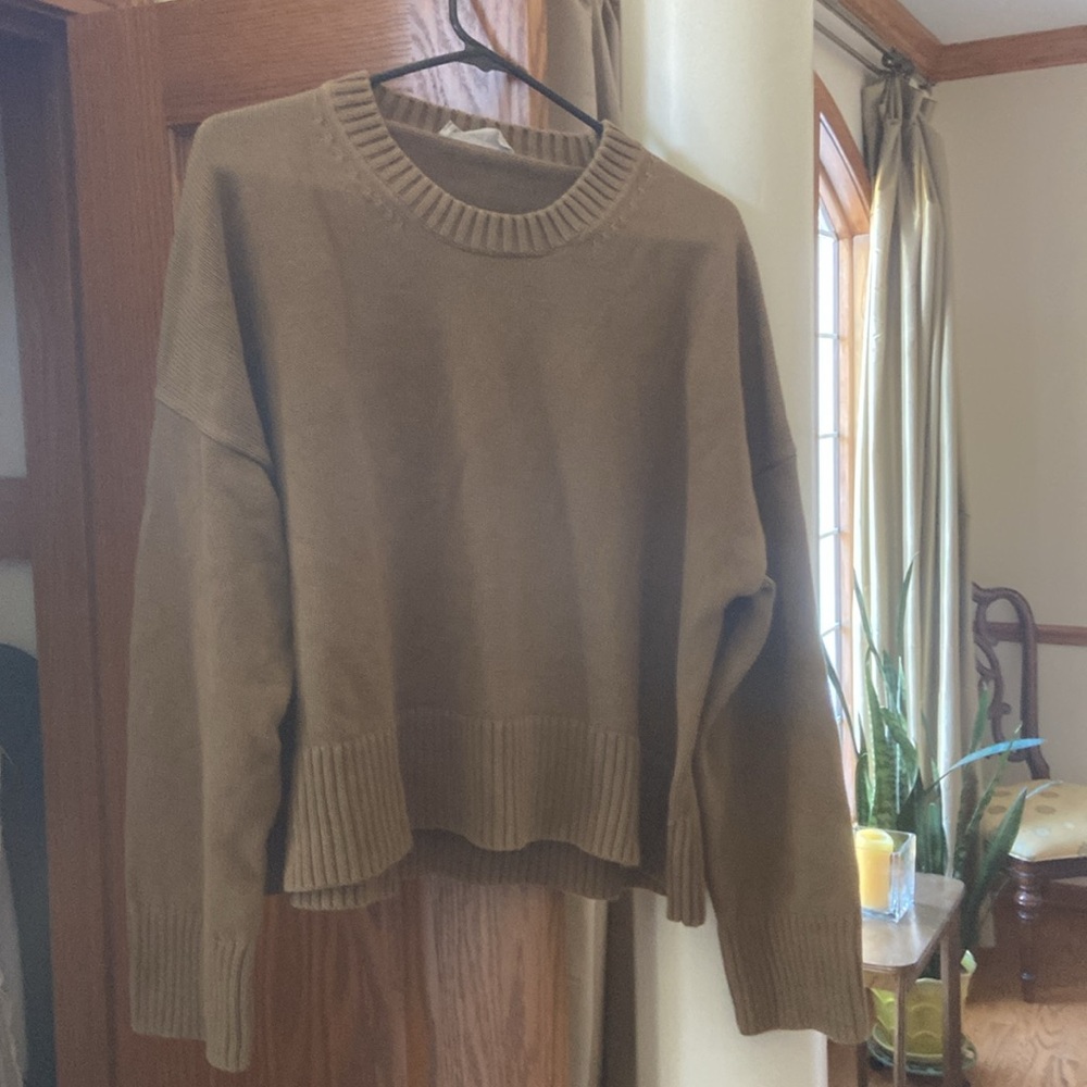 Chunky camel sweater from Everlane with a boxy fit. Barely worn